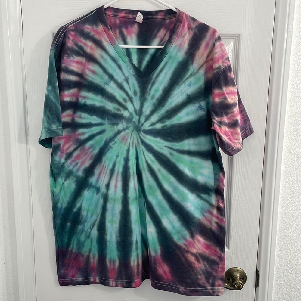 NWOT Handmade  V-Neck Tie Dye Shirt Size XL